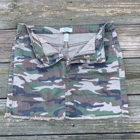 Forever 21 camo premium denim Jean mini skirt sz Large frayed hem and pockets - Picture 4 of 7